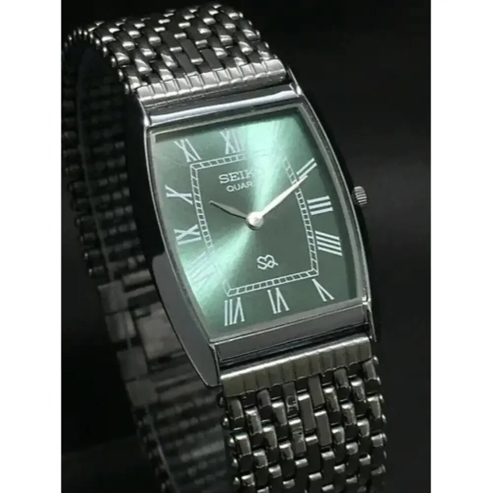 Vintage Style Seiko Quartz Mens Silver Watch & Green accents W/ Metal Strap